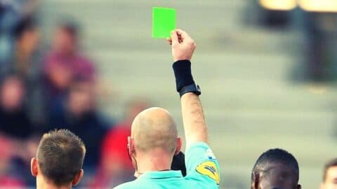 Κόκκινη, κίτρινη και πράσινη. Τι είναι η πράσινη κάρτα στο ποδόσφαιρο;