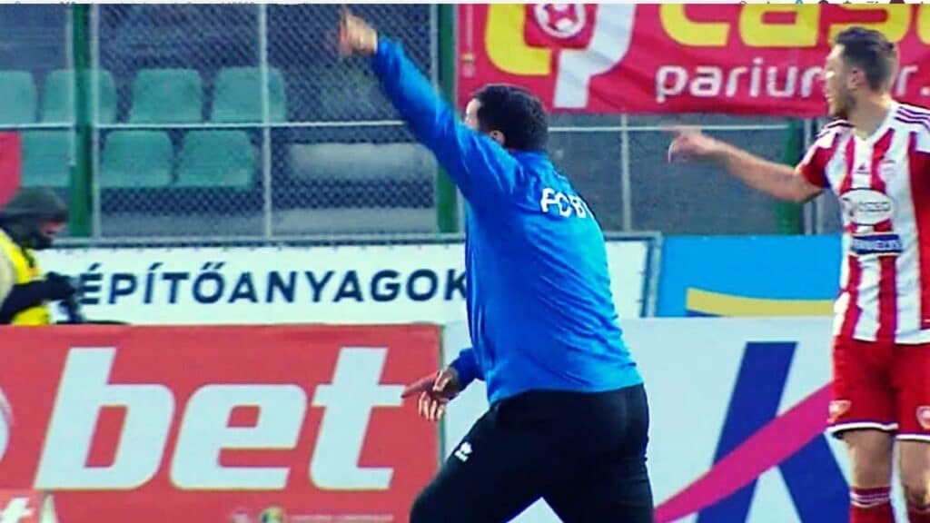 Με την λήξη του αγώνα, προπονητής κυνηγάει τους παίχτες του! | sports365.gr