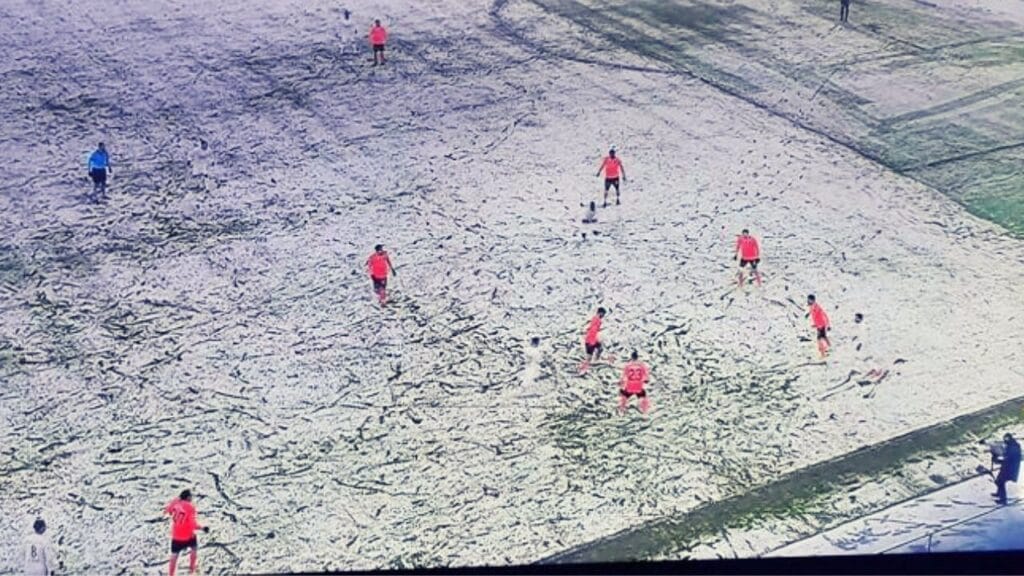 Σε γήπεδο γεμάτο χιόνι και λευκά δεν γίνεται – Το έκανε η Μπασακσεχίρ! | sports365.gr