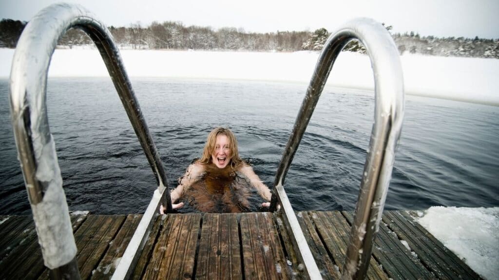 Κρύο; Όλοι στην θάλασσα – Το χειμερινό κολύμπι βελτιώνει τη σεξουαλική ζωή! | sports365.gr