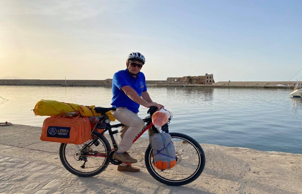 Θέλει να κάνει 7.000 χιλιόμετρα σε 180 μέρες, με ποδήλατο! Ξεκίνησε από τα Χανιά (pic) | sports365.gr
