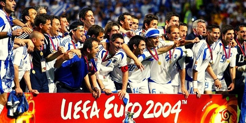 Μια μέρα που δεν θα ξεχάσουμε ποτέ – 17 χρόνια από το έπος του EURO 2004! | sports365.gr