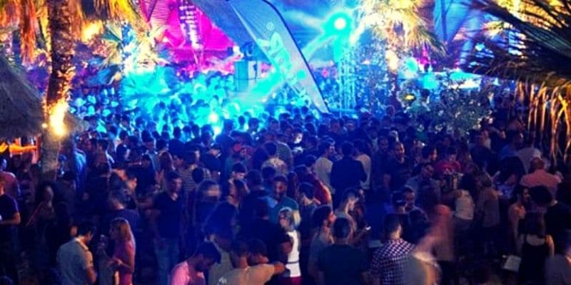 Κορονοϊός: Κλέφτες και αστυνόμοι – Σταματάνε τα πάρτι σε beach bar της παραλιακής! (Vid) | sports365.gr