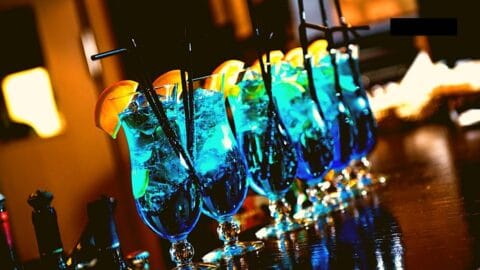 Cocktails & Bars: Μήπως ήρθε η ώρα να δοκιμάσεις την Μπλε βότκα;