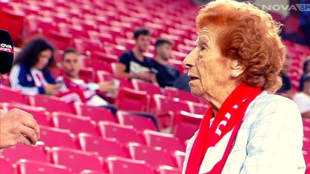 Στα 92 χρόνια της έκανε το εμβόλιο για την αγάπη της να βλέπει τον Ολυμπιακό! | sports365.gr