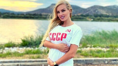 Χαμός για την μπλούζα με το σφυροδρέπανο της Τζούλια Νόβα – Τι απάντησε