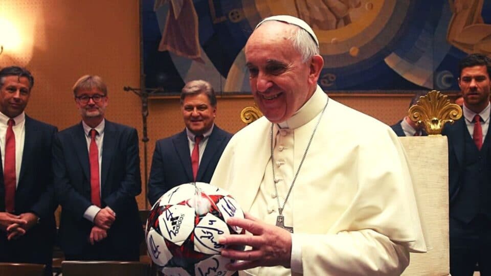 Μεγάλη “μπαλαδόφατσα” ο Πάπας!