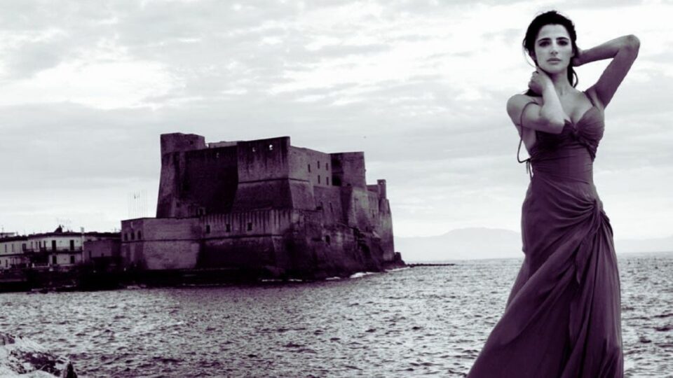 Η 48χρονη Luisa Ranieri είναι η επιτομή της Ναπολιτανικής ομορφιάς!