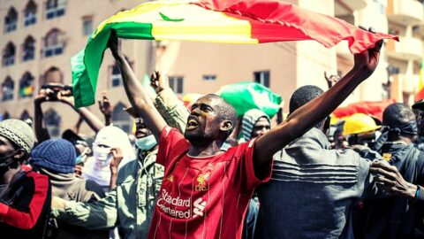 Σενεγάλη: Πλήθος κόσμου αποθέωσε τους «κατακτητές»! (vids)