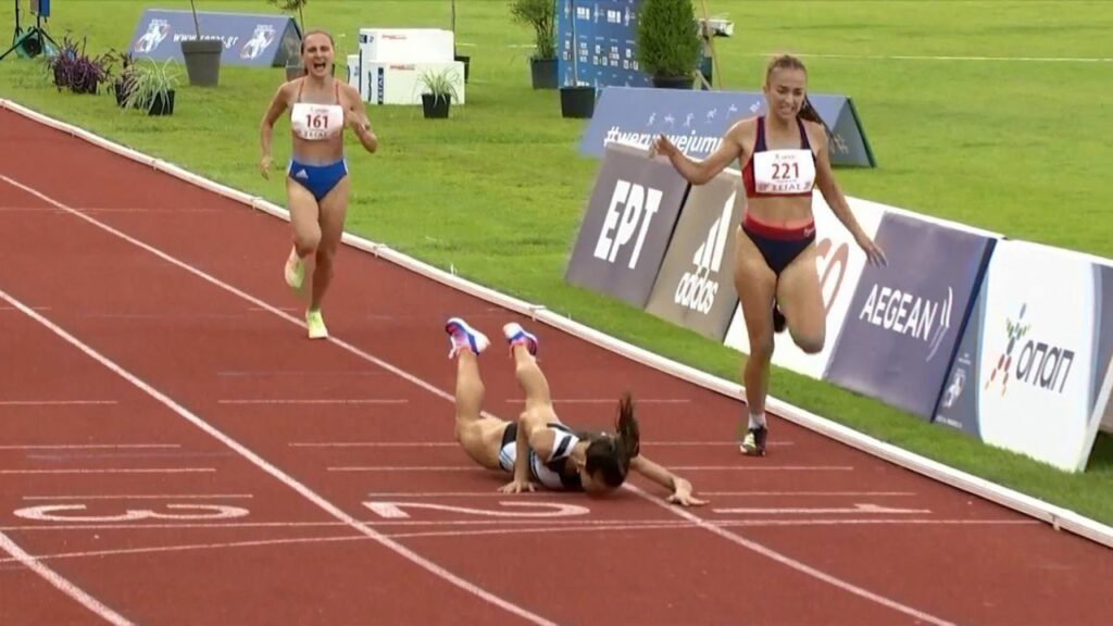 Πιο άτυχη δεν γίνεται! Αθλήτρια έπεσε πάνω στον τερματισμό κι έχασε την πρωτιά! (Vid) | sports365.gr