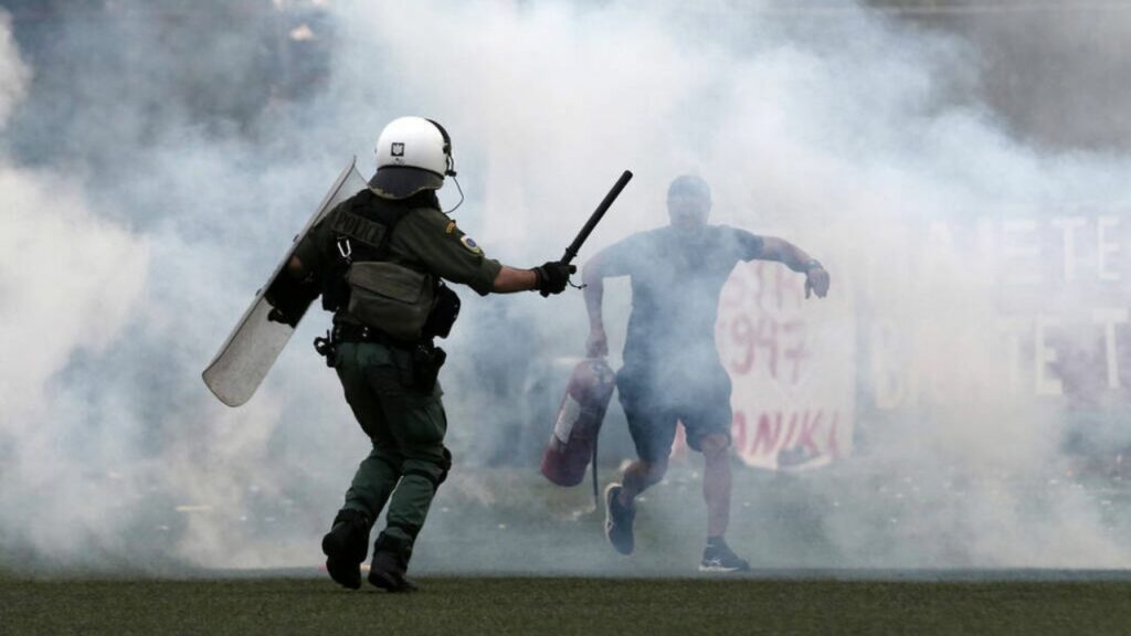 Ο κακός χαμός στο Ρουφ – Φωτοβολίδες, χημικά, φωτιές… (video) | sports365.gr