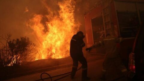 Φωτιά στην Πεντέλη: Ανεξέλεγκτο το μέτωπο καίγονται σπίτια!