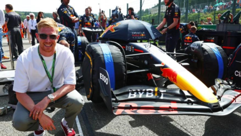Ντε Μπρόινε: Απόλαυσε Formula 1 και… έφαγε ντρίπλα από το αφεντικό της Red Bull