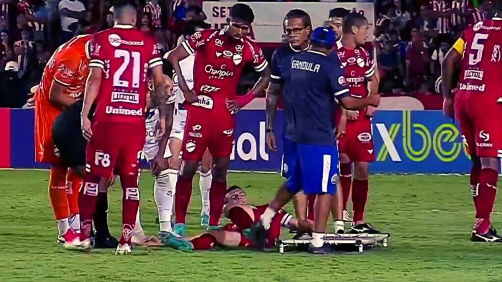 Τραυματιοφορέας για κλάματα – Μη σου τύχει! Έριξε τον παίκτη από το φορείο και εξαφανίστηκε! (vid) | sports365.gr