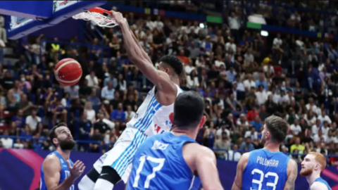 Eurobasket: Αυτοτρολάρονται για το κάρφωμα του Γιάννη οι Ιταλοί! Τουλάχιστον έχουν χιούμορ! (vid)
