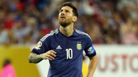 Επίθεση λατρείας στον Μέσι: Αντίπαλοι τον περικύκλωσαν μετά από ματς της Αργεντινής!