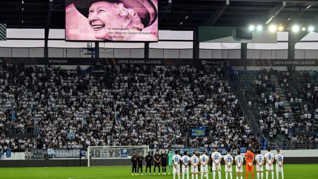 Σίγησαν τα πάντα στα ευρωπαϊκά γήπεδα για να τιμήσουν την Βασίλισσα Ελισάβετ! | sports365.gr
