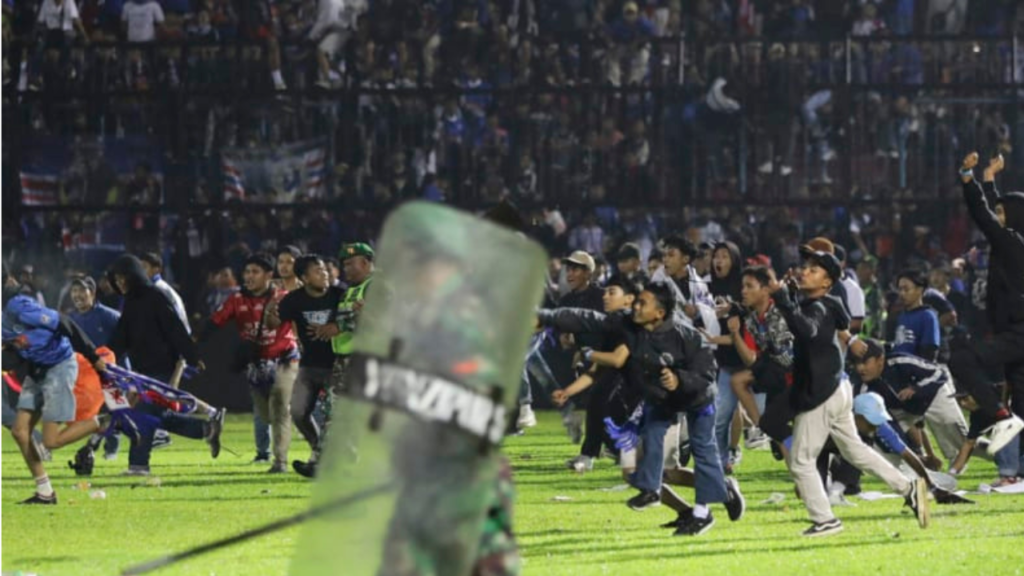 Ανατριχιαστική μαρτυρία για την τραγωδία σε ποδοσφαιρικό αγώνα στην Ινδονησία! | sports365.gr