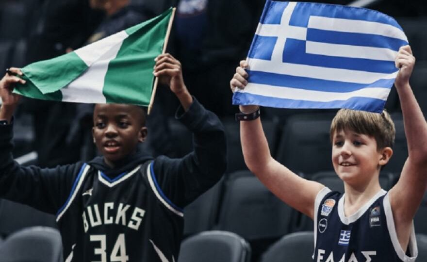 NBA: Παιδιά έστειλαν όμορφο μήνυμα με σημαίες Ελλάδας & Νιγηρίας!