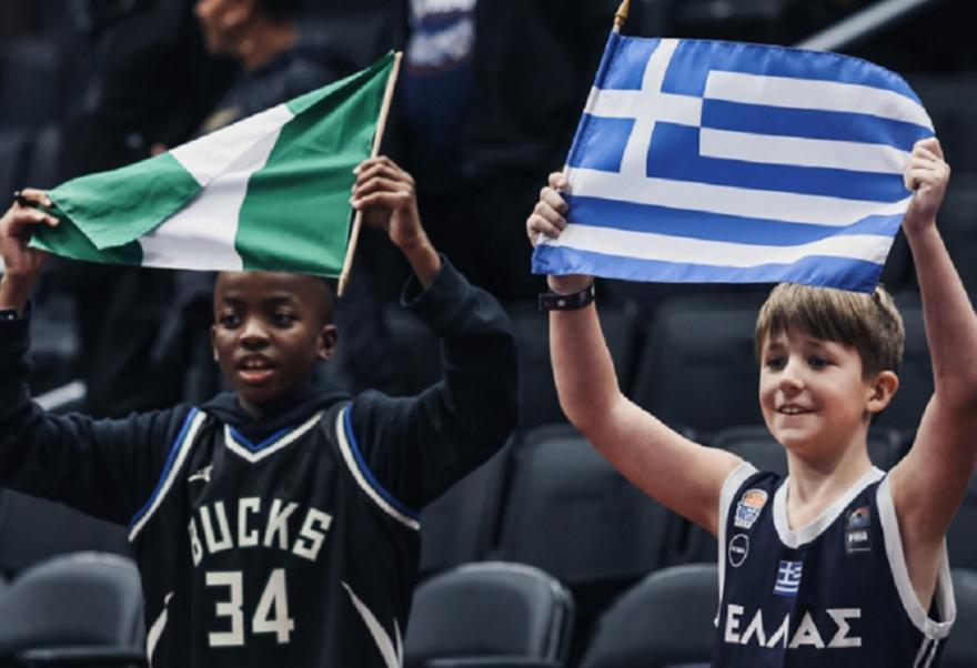 NBA: Παιδιά έστειλαν όμορφο μήνυμα με σημαίες Ελλάδας & Νιγηρίας! | sports365.gr
