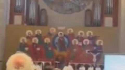 Τρέλα σε εκκλησία στη Νάπολη την ώρα της λειτουργίας: πρώτος ο ιερέας φώναζε συνθήματα! (vid)