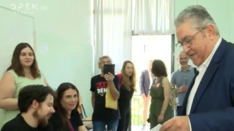 Ο Κουτσούμπας πήγε να ψηφίσει αλλά έλειπε το ψηφοδέλτιο του ΚΚΕ: «Θα γίνει viral» (vid)
