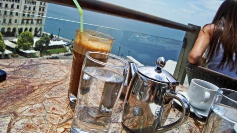 Στην Μπρίζα: Η ακρίβεια του καφέ και πρωινές ιστορίες! (vid)
